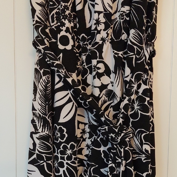 Black and White Sleeveless Halter Maxi Dress - Picture 2 of 6